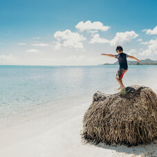 Enfant sur une plage en Polynésie
