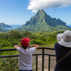 Famille contemplant l'île de Moorea