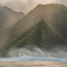 monatgne de Teahupo'o