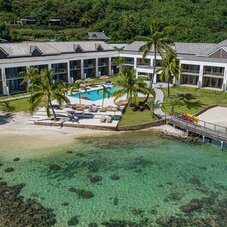 Vue aérienne Cook’s Bay Hotel & Suites