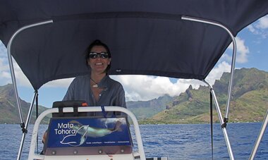 Agnès Benet conduisant un bateau