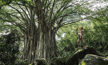 NUKU-HIVA ©STEPHANE MAILION homme se tenant devant un arbre