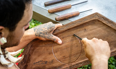 NUKU-HIVA ©STEPHANE MAILION homme qui fait une activité manuelle traditionnelle